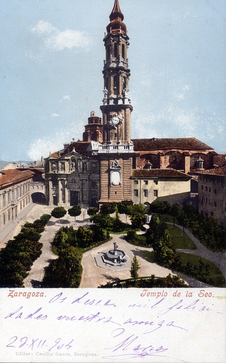 Postal coloreada, vista de la Seo desde lo que ahora es Plaza de las catedrales. Todavía conservaba el paso entre el Palacio arzobispal y la catedral. Principios del siglo XX. 19