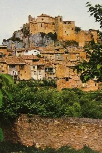 Alquezar, colegiata fortificada sobre una colina