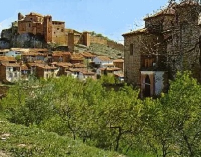 Alquezar, colegiata fortificada sobre una colina