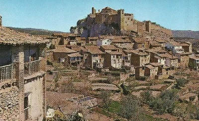 Alquezar, colegiata fortificada sobre una colina