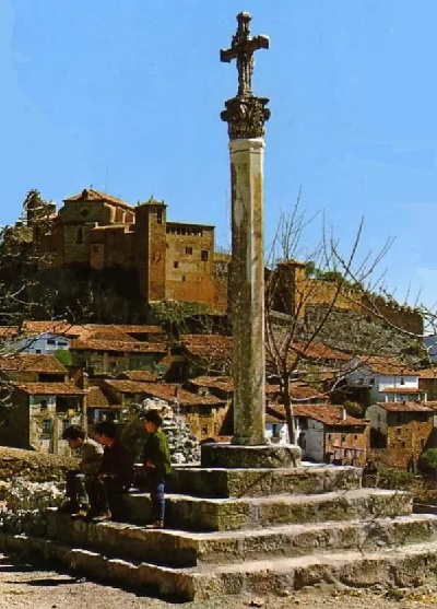 Alquezar, peiron en el pueblo, al fondo colegiata fortificada sobre una colina