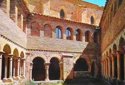 Alquezar, claustro de la colegiata