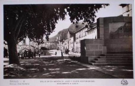 Graus, calle y parte Monumento a Costa