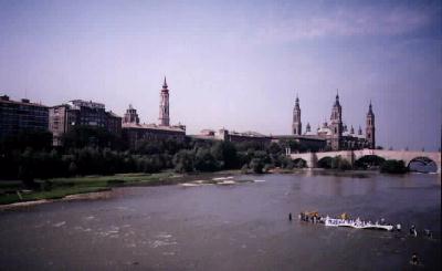 Ambista de Zaragoza con aragoneses defendiendo o Ebro