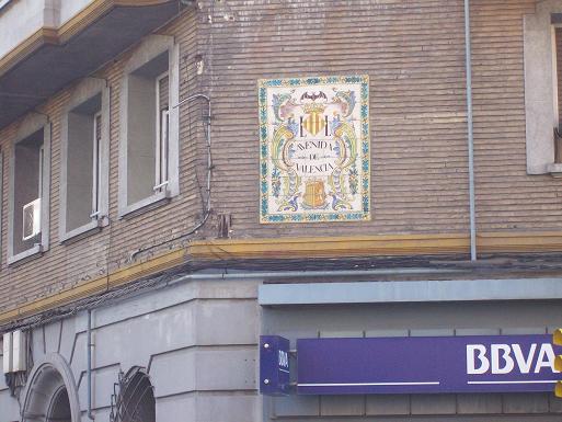Avenida de Valencia en Zaragoza. Una importante calle con su Escudo.