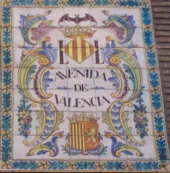 Avenida de Valencia en Zaragoza. Una importante calle con su Escudo.