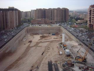 Aragonia: proceso de construcción de un gran edificio en Zaragoza. 3 de abril de 2006