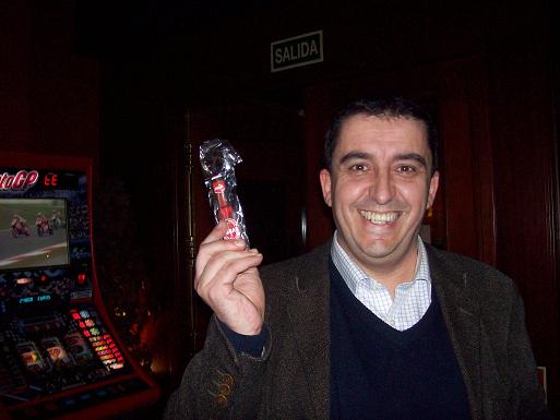 Grabriel del Molino con su abrebotellas de Ambar.