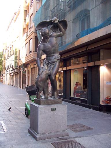 Estatua en la Calle Alfonso de Zaragoza.