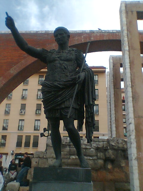 Estatua de Caesar Augusto fundador de Zaragoza. Vista de cerca. 2