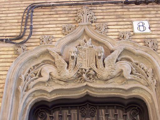 Arpias guardando la entrada a la Imprenta Tomas Blasco de Zaragoza.
