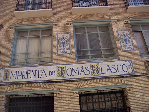 Arpias guardando la entrada a la Imprenta Tomas Blasco de Zaragoza.