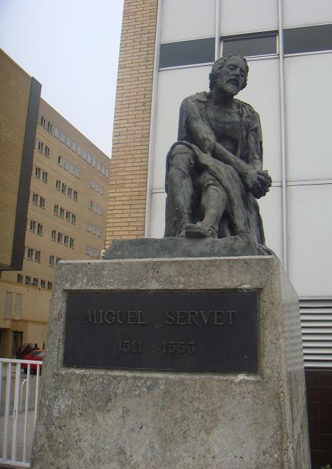 Miguel Servet, delante del hospital que lleva su nombre en Zaragoza.