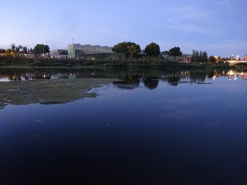 Zaragoza Capital. El Ebro es un espejo donde se reflejan los colores de la ciudad al llegar la noche. 52