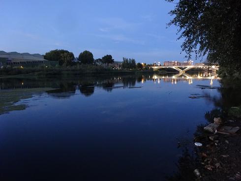 Zaragoza Capital. El Ebro es un espejo donde se reflejan los colores de la ciudad al llegar la noche. 53