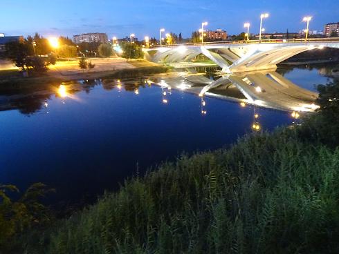 Zaragoza Capital. El Ebro es un espejo donde se reflejan los colores de la ciudad al llegar la noche. 54