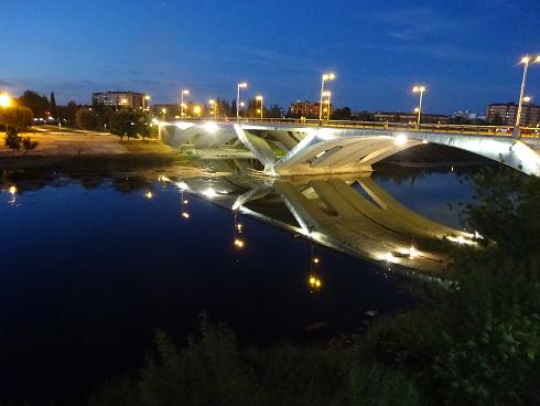 Zaragoza Capital. El Ebro es un espejo donde se reflejan los colores de la ciudad al llegar la noche. 55