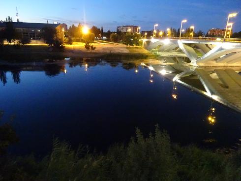 Zaragoza Capital. El Ebro es un espejo donde se reflejan los colores de la ciudad al llegar la noche. 56