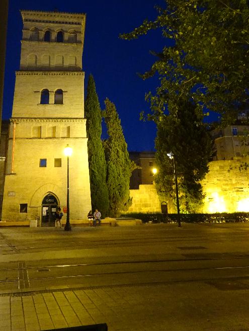 Zaragoza Capital. Torre de la Zuda, antiguo palacio de los reyes musulmanes de la ciudad, junto a las murallas romanas. 58