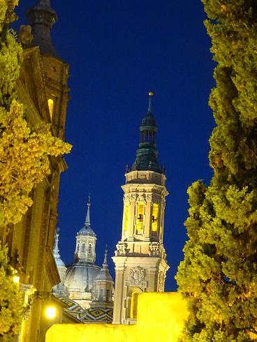 Zaragoza Capital. El Pilar entre cipreses, por encima de las Murallas romanas, junto a la Torre San Juan de Los Panetes. 61